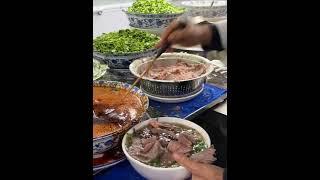 看看南京街邊27元一碗的牛肉面，這小哥舀湯的姿勢也太帥了吧！ #中國美食 #chinesefood #街邊小吃 #路边摊美味#南京