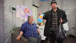 Счастливая старость четы пенсионеров в Сибири вместе свечным сынкой и бесконечной стройкой домика