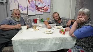 Хакасская семья ужинает за столом вместе Что такое вкусное они едят и хвалят отца за повара за вкус