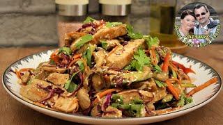 Курица + необычный овощной салат. Получается вкусное, сытное блюдо. Азиатская кухня.